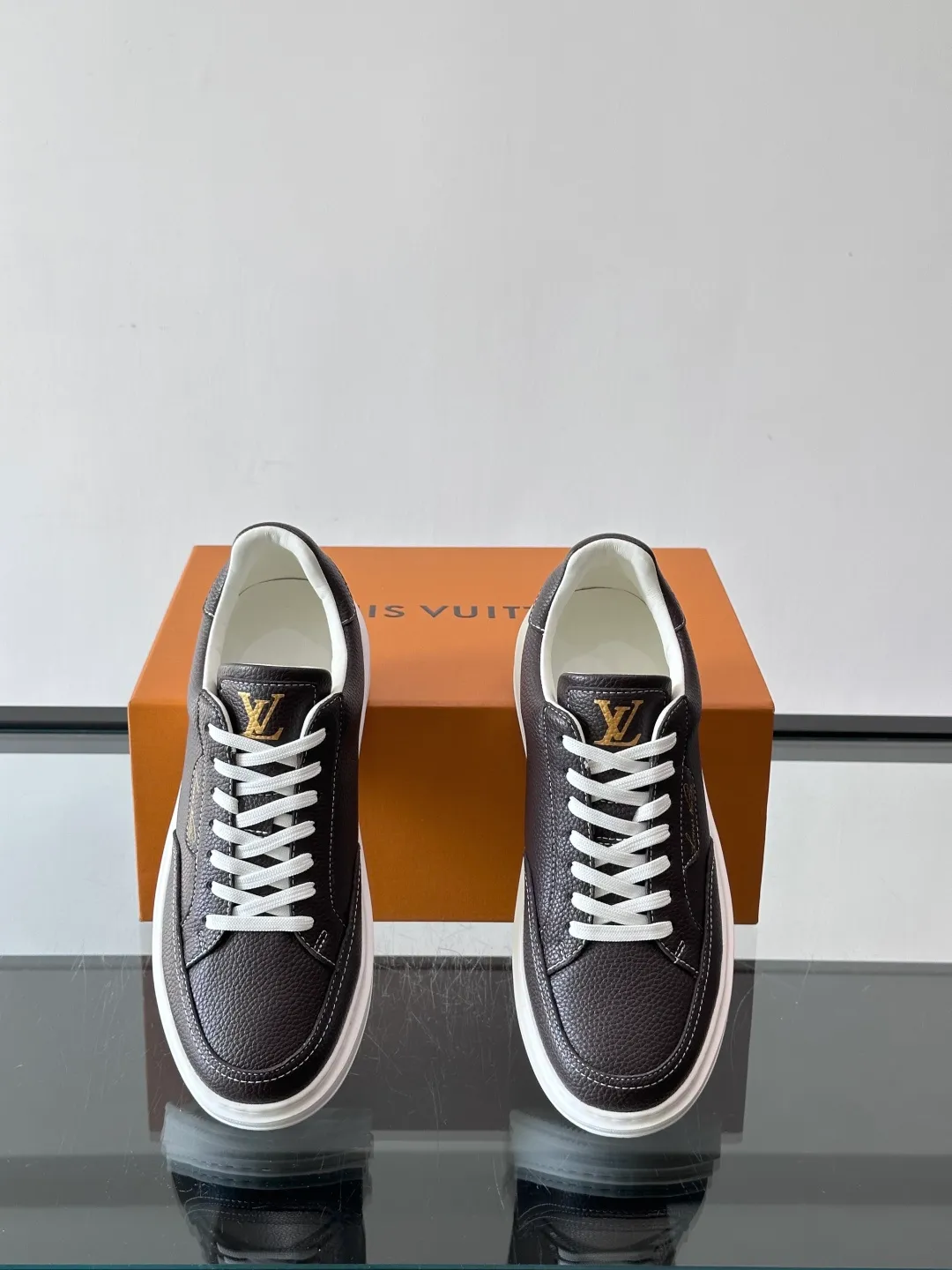 Men's men's shoes 💰p380 "＊OUIS ＊UITTO＊" casual sneakers, made of high-quality cowhide grain leather, with black laces, simple and high-end! LV Logo + classic Monogram lines on the side of the shoe, full of details✨. The rubber soles are wear-resistant and have strong traction, making them suitable for daily commuting and leisure. The shoe last fits the shape of the foot, making it comfortable to wear and not tiring after long walks. It is extremely versatile and can be easily worn with jeans or casual pants. It is a must-have item for men's fashion! 🖤 ​​size：38-44